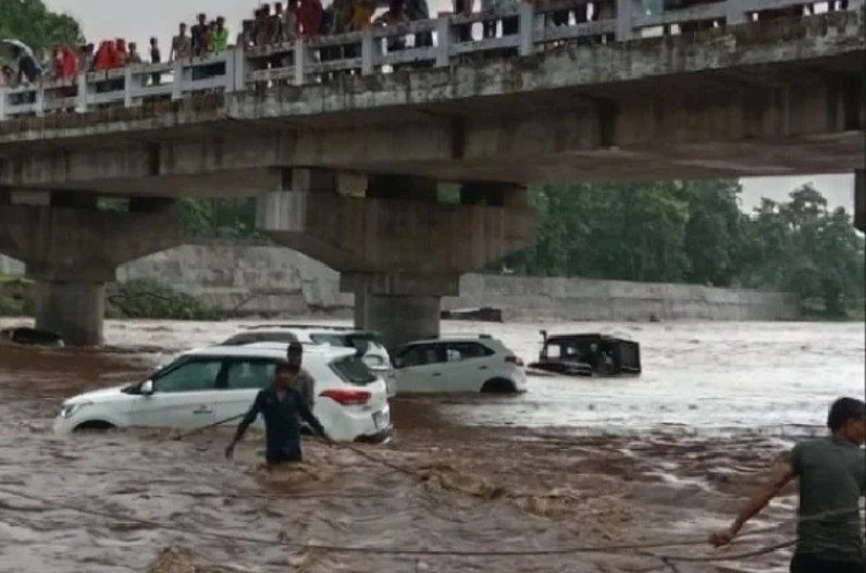 बारिश का कहर! प्रदेश के इस जिले में आई अचानक बाढ़ से बह गई 14 कारें, लोगों ने भागकर बचाई जान