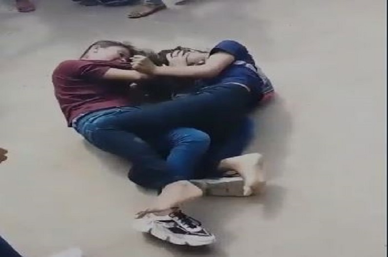 girls fight video : कोचिंग सेंटर के बाहर लड़कियों के बीच जमकर चले लात घूंसे, सोशल मीडिया पर वायरल हुआ वीडियो