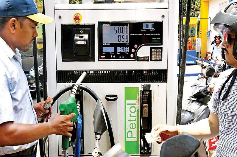 Fuel Price : महंगा हुआ तेल, दामों में हुई इतने रुपए की बढ़ोतरी, देखें आज का भाव