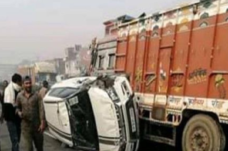 दर्दनाक सड़क हादसा : तेज रफ्तार कार सड़क किनारे खड़े ट्रक से टकराई, इतने लोगों की गई जान…