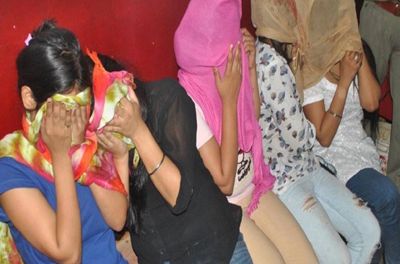 ‘5000 रुपए में मिलेंगी दो युवतियां’ लाइव लोकेशन भेजते ही ग्राहक नहीं पुलिस पहुंची ठिकाने पर, 7 युवतियां संदिग्ध अवस्था में गिरफ्तार