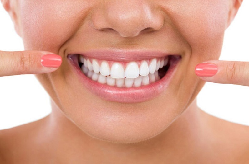 पीलेपन को दूर करने के लिए इस तरह करें दांतों की सफाई, दुर्गंध से भी मिलेगा छुटकारा