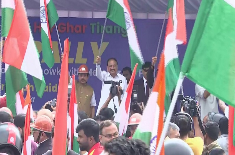 उपराष्ट्रपति एम. वेंकैया नायडू ने लाल किले से विजय चौक तक ‘हर घर तिरंगा’ बाइक रैली दिखाई हरी झंडी, इन बड़े सांसदो ने लिया भाग