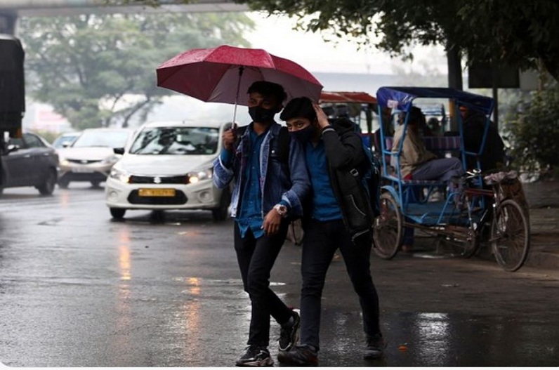 राजधानी में बदला मौसम का मिजाज, बिजली की कड़कड़ाहट के साथ कई इलाकों में हो रही झमाझम बारिश