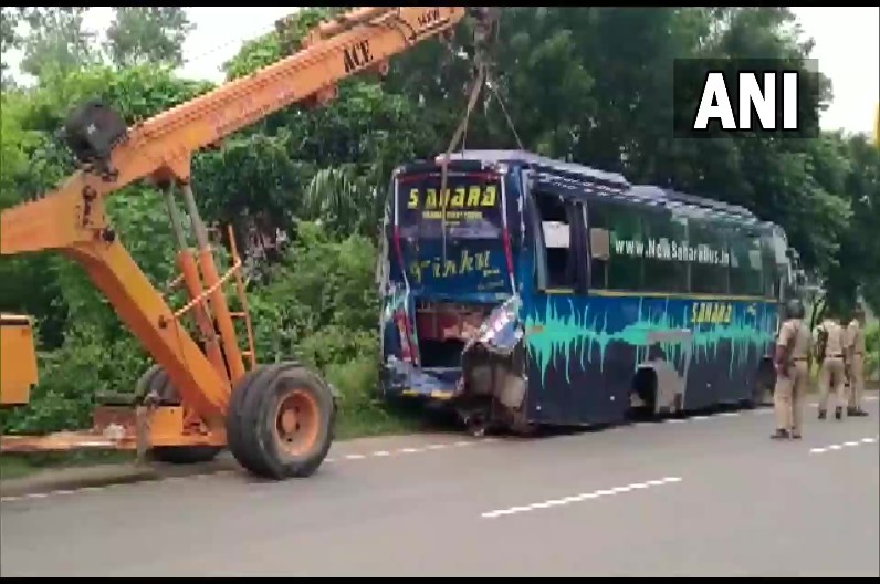 Barabanki Road Accident: अनियंत्रित ट्रक ने रोड किनारे खड़ी बस को मारी टक्कर, चार लोगों की मौके पर मौत, 10 घायल