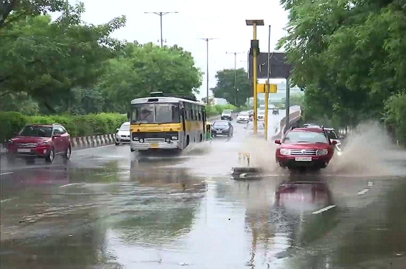 दिल्ली: राजधानी दिल्ली में बारिश के बाद कई जगहों पर जलभराव हुआ। पैदल चलने वालों को गंभीर रूप से जलमग्न गलियों और मुख्य सड़कों से चलने के लिए मजबूर होना पड़ा। इस बारिश ने नगर निगम और जिला प्रशासन की पोल भी खोल दी है।