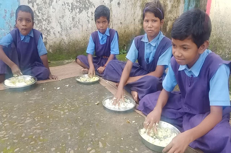 बच्चों के पोषण के साथ खिलवाड़, स्कूलों में इस तरह से दिया जा रहा मध्यान भोजन