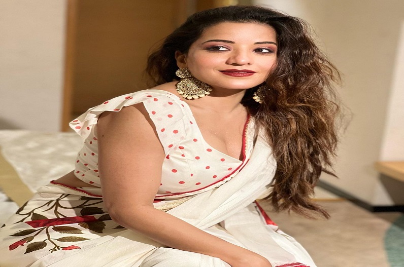 Actress Monalisa: देसी लुक में मोनालिसा ने उड़ाए सबके होश, देखें तस्वीरें