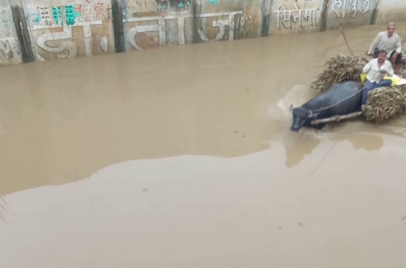 मूसलाधार बारिश ने मचाई तबाही, सड़कें हुई जलमग्‍न, यातायात ठप