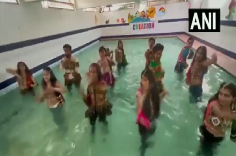 नहीं देखा होगा ऐसा गरबा डांस, स्विमिंग पूल में उतरकर युवतियां बोलीं- ये हालो….ओ….