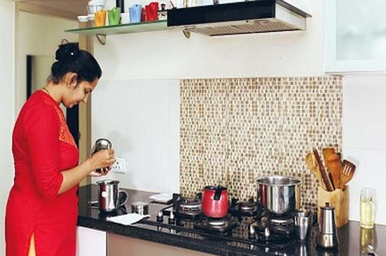 Vastu Tips For Kitchen: आज ही किचन से हटा दें ये 4 चीजें, घर में बनी रहेगी सम्पन्नता, नहीं तो….