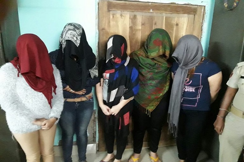 जिस्मफरोशी के ठिकाने पर पुलिस की दबिश, संदिग्ध हालत में मिले युवक-युवती