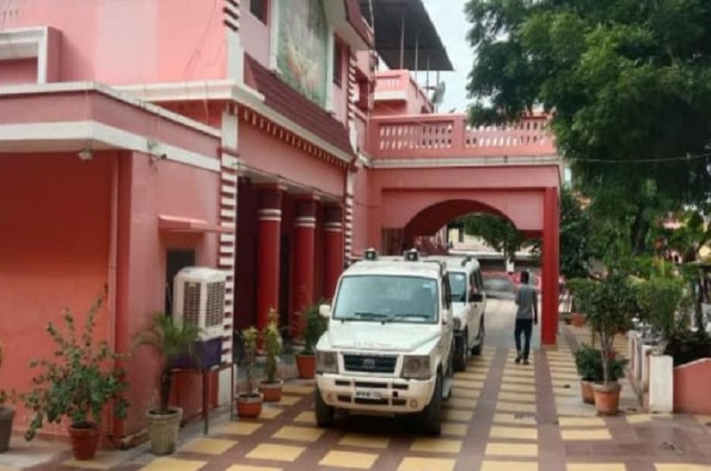 Mahant Narendra Giri: बाघम्बरी मठ पहुंची CBI, मौत के एक वर्ष बाद खोले गए दरवाजे, बंद कमरे के कई गहरे राज़ का हुआ खुलासा