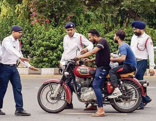 बाइक चलाने वाले हो जाएं सावधान! ऐसी वेशभूषा में पाए जाने पर कटेगा चालान, नियमों में हुए ये बड़े बदलाव