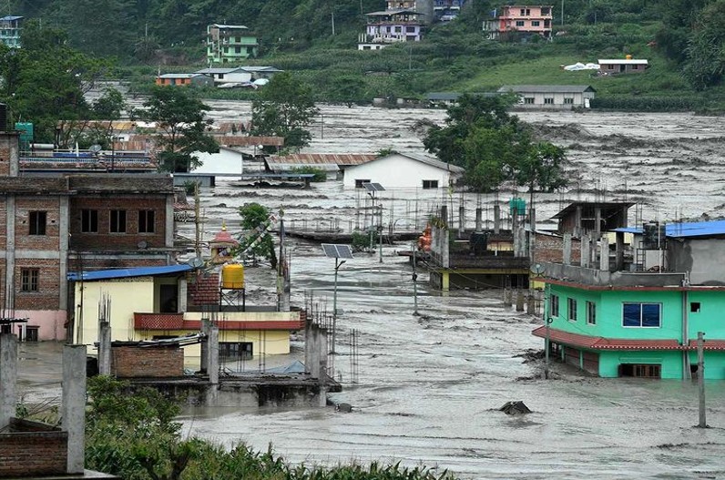 बारिश ने बरपाया कहर! अचानक आई बाढ़ ने मचाई तबाही, भूस्खलन से 33 से ज्यादा लोगों की मौत, कई लापता