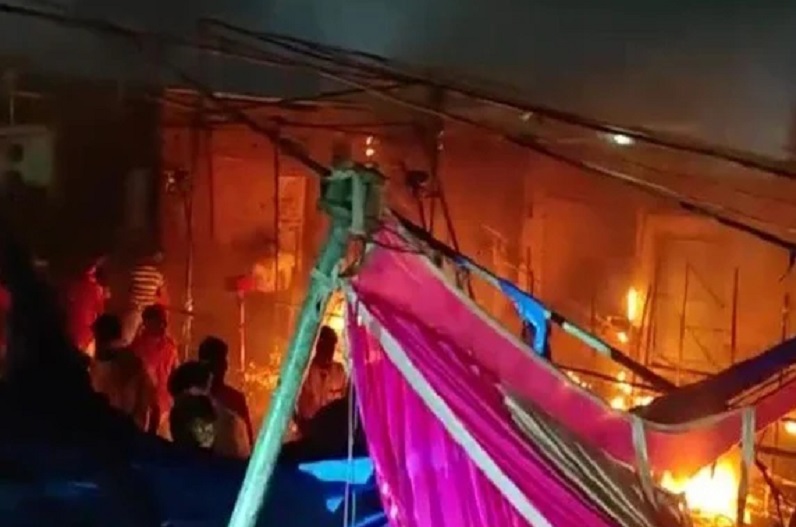 दुर्गा पूजा पंडाल में मची भगदड़, आग लगने से 52 लोग झुलसे, एक की मौत