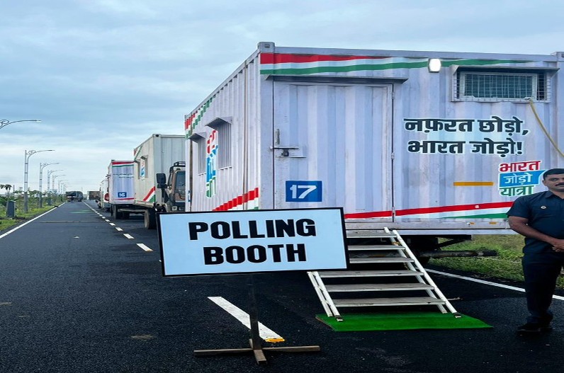 Congress Presidential Election 2022: भारत जोड़ो यात्रा में लगाया गया मतदान केंद्र, पोलिंग बॉक्स में लिखी है ये बड़ी बात… जानें