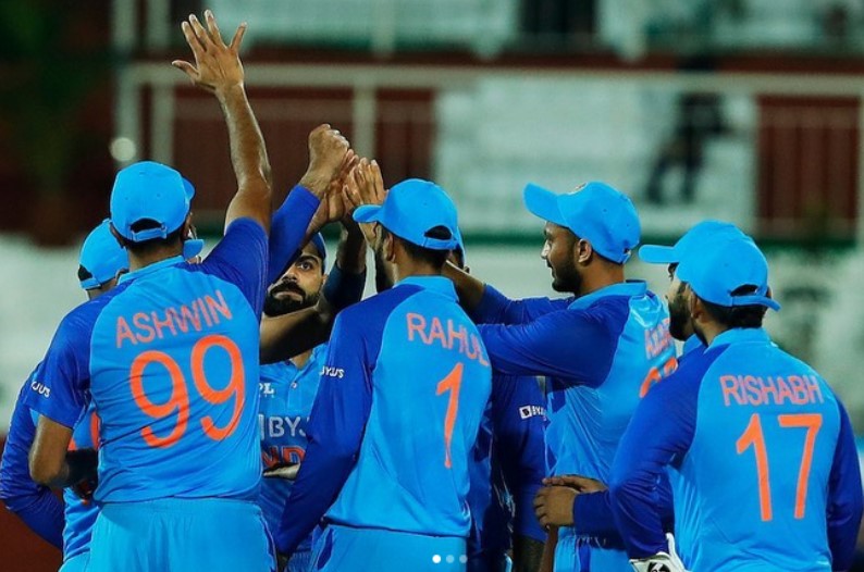 IND vs SL सीरीज के बीच भारतीय टीम के लिए आई बुरी खबर, अचानक बिगड़ी राहुल की तबीयत, देर रात लौटे घर