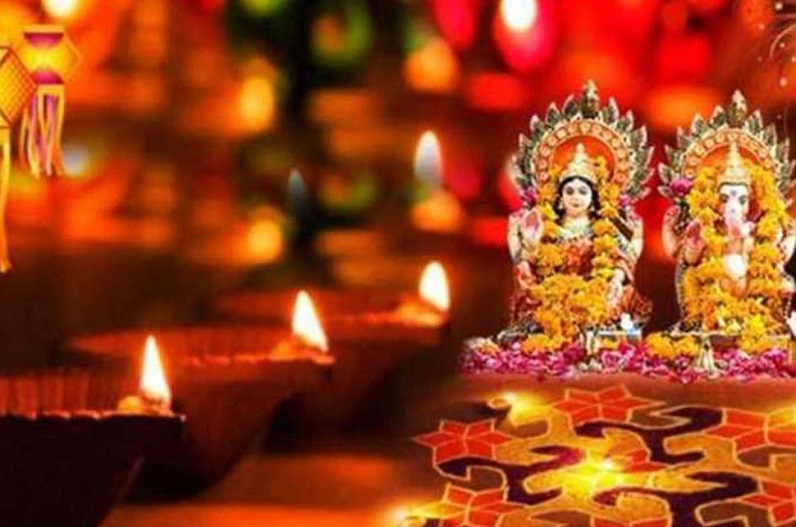 Diwali 2022 Totke: दिवाली के दिन करें ये उपाए, खुल जाएंगे बंद किस्मत के दरवाजें, जीवन में भर देंगे खुशियां