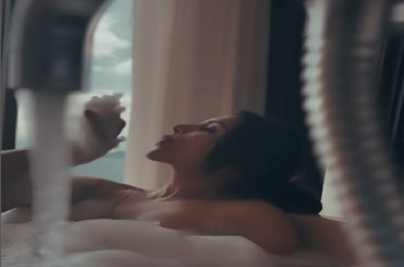 टीवी जगत की इस हॉट अभिनेत्री का बाथरूम वीडियो आया सामने, बिना कपड़ों के कर रही है ये काम