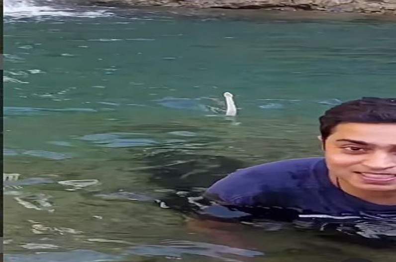 Viral Video: पानी में मजे ले रहा था शख्स, अचानक सामने आ गया ये भयानक जीव, फिर क्या हुआ वीडियो में देखें