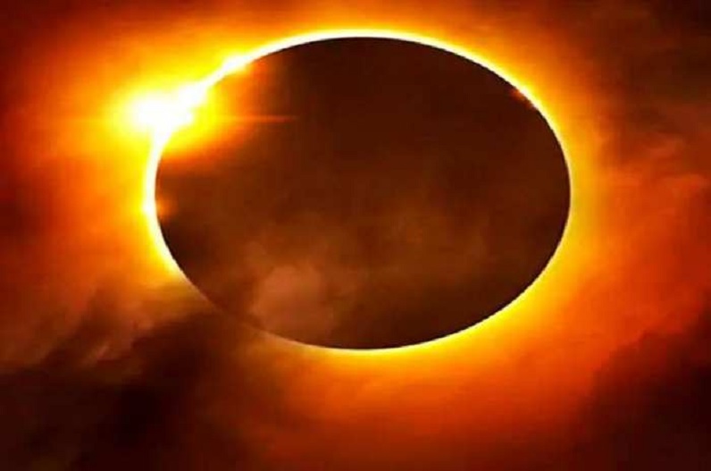 राजधानी सहित देश के अधिकांश हिस्सों में दिखाई दिया सूर्य ग्रहण, सीएम ने अपने बेटे के साथ इस अद्भुत नजारे का लिया आनंद