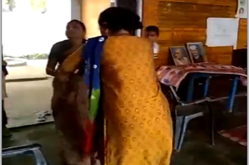 बच्चों के सामने ही क्लासरूम में ऐसी हरकत कर रहे थे दो महिला शिक्षक, देखकर छात्रों ने भी बंद कर ली अपनी आंखें, वीडियो वायरल