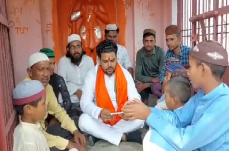 मंदिर में मुस्लिमों को पढ़ाया हनुमान चालीसा का पाठ, तेजी से वायरल हो रहा है वीडियो