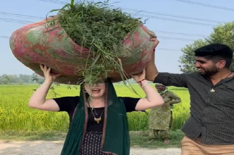 Indian-Australian Couple Video: विलायती मेम का दिखा देसी अंदाज़, गांव वालों ने कहा – ‘कमाल है भाभी’, देखें वायरल वीडियो