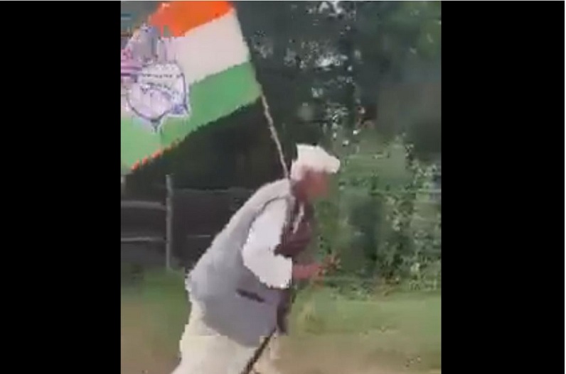 बुजुर्ग में दिखा गजब का जोश, पार्टी का ध्वज लिए किया कुछ ऐसा काम, वीडियो देख आप भी कहेंगे- ‘चाचा ने कमाल कर दिया’