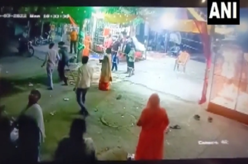 Video : इंदौर में कुछ बदमाशों ने एक युवक पर किया चाकू से हमला, सामने आया घटना का दर्दनाक वीडियो