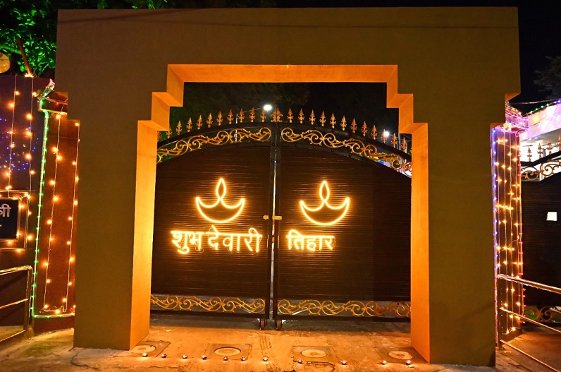 मुख्यमंत्री निवास में देवारी तिहार पर आकर्षक सजावट, दोनों गेट में बनाया गया दीया का प्रतीक