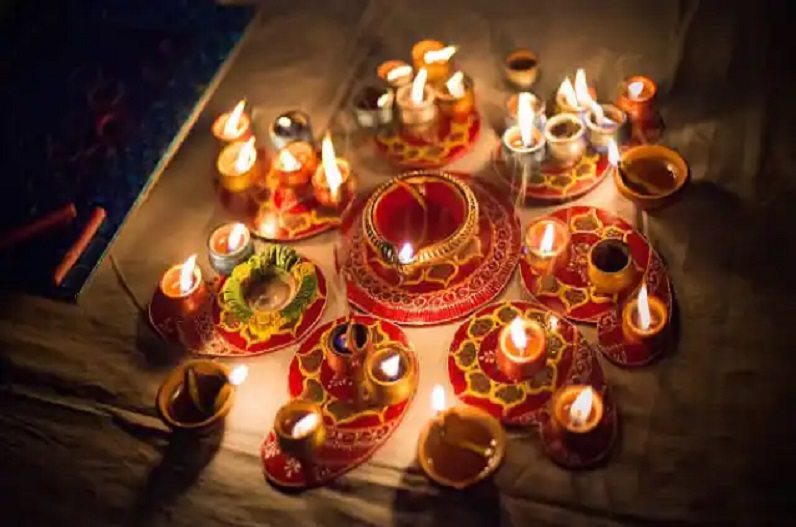 Diwali 2022 : दिवाली पर करें मां लक्ष्मी और भगवान गणेश की विशेष पूजा, यहां देखें पूजन सामग्री की पूरी लिस्ट, होगी धनवर्षा