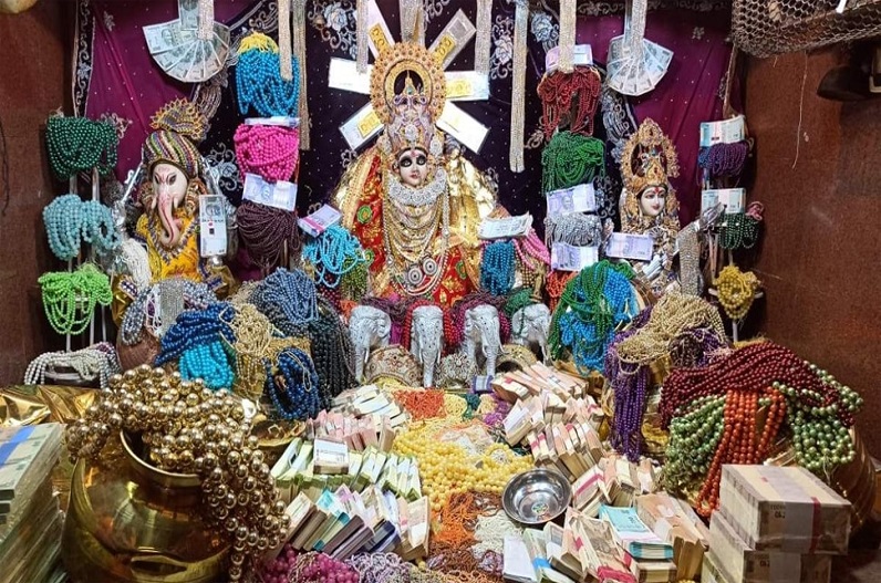 मां लक्ष्मी के इस मंदिर की है विशेष मान्यता, भक्तों को प्रसाद में मिलता है पैसे और सोने-चांदी के जेवर