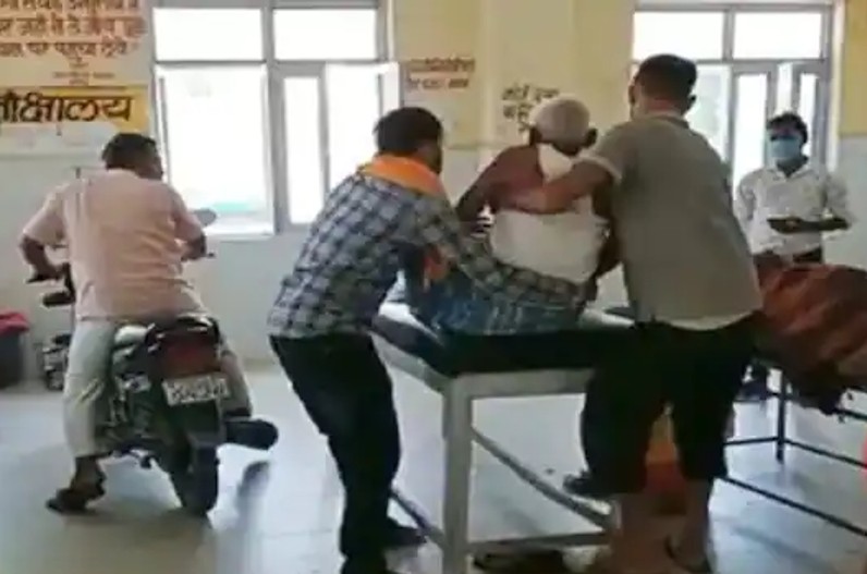 patient on bike in hospital: इमरजेंसी वार्ड में बड़ी लापरवाही, वीडियो आया सामने