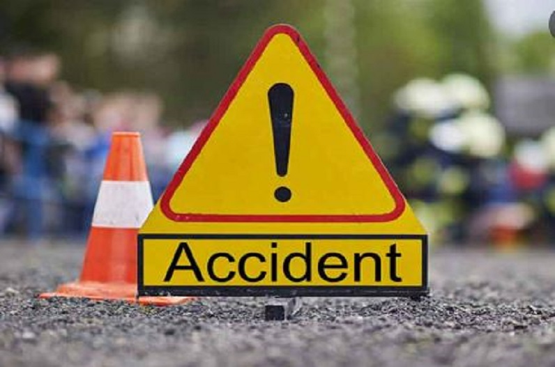 रायपुर-बिलासपुर हाईवे पर खड़े ट्रेलर से टकराई कार, मौके पर हुई 1 व्यक्ति की मौत
