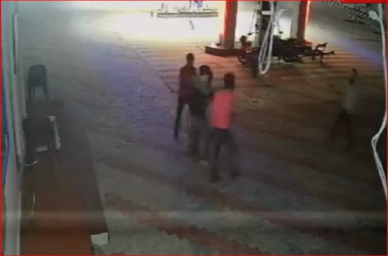 बदमाशों के हौसले बुलंद, पेट्रोल पंप पर लूट की वारदात को दिया अंजाम, घटना  CCTV में कैद, देखें वीडियो