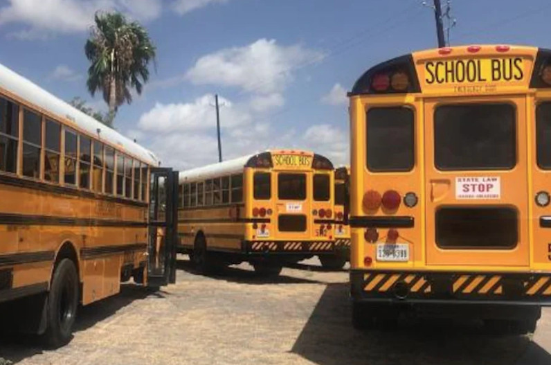 ट्रक ने स्कूल बस को मारी जबरदस्त टक्कर, 1 दर्जन से अधिक छात्र हुए घायल