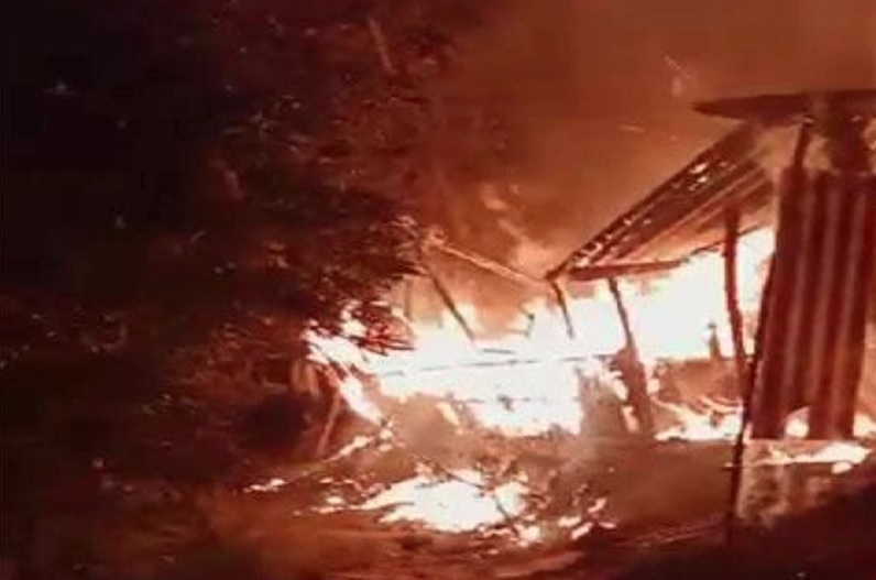 मातम में बदली दिवाली की ​खुशियां, एक साथ दो घरों में लगी भीषण आग, 4 मवेशियों की दर्दनाक मौत