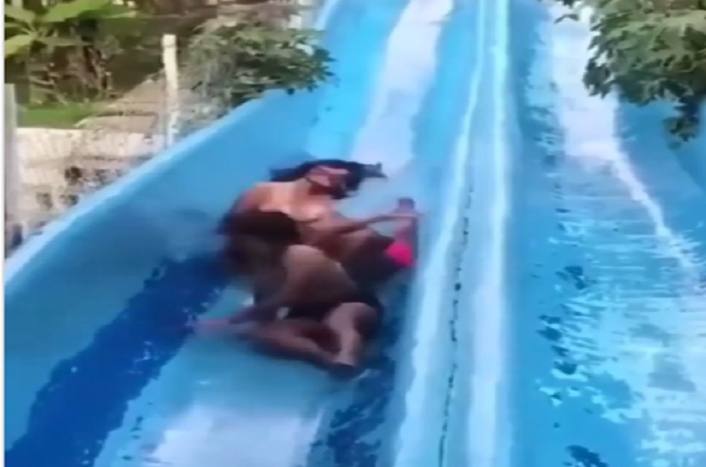 नहाते समय स्विमिंग पूल में ऐसा काम कर रही थी दो लड़कियां, वीडियो देखकर आप भी हो जाएंगे शर्मिंदा