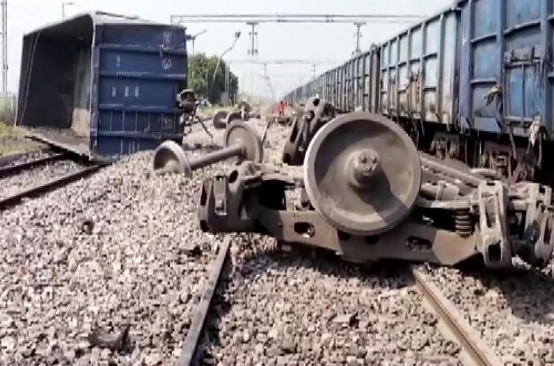 बड़ी खबर: पटरी से उतरे गाड़ी के 29 डिब्बे, 20 ट्रेनों की आवाजाही प्रभावित