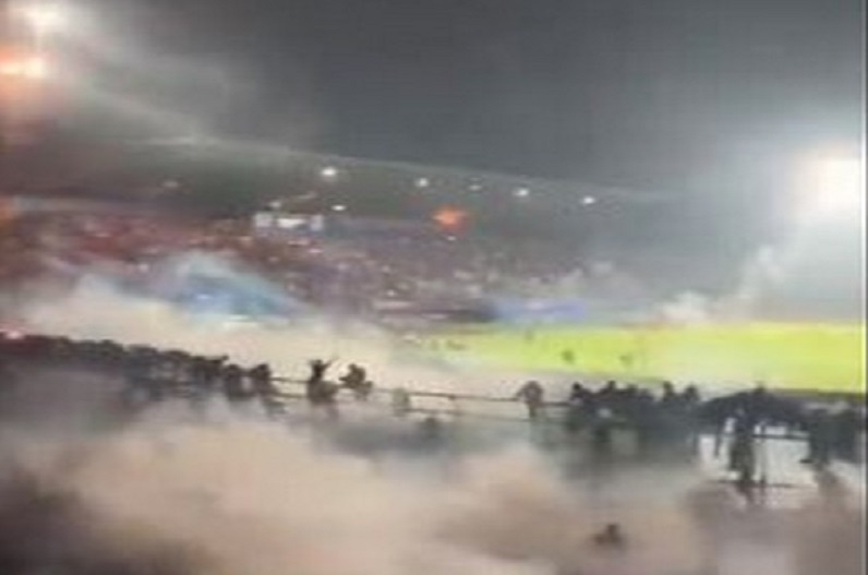 फुटबॉल मैच के दौरान सामूहिक दंगों में मारे गए 127 लोग…