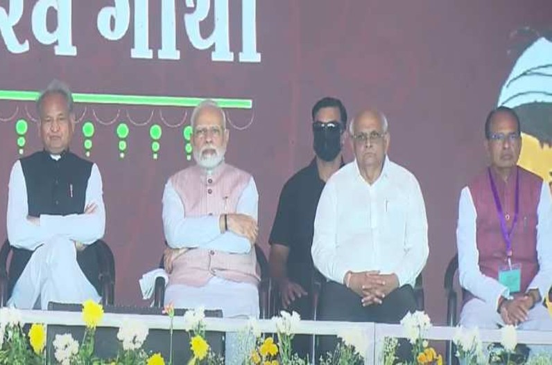 खुले मंच पर अशोक गहलोत ने की प्रधानमंत्री मोदी की तारीफ, निकाले जा रहे अलग-अलग मायने, जानें तारीफ करने के पीछे की असली वजह
