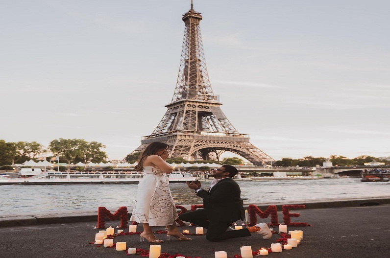 एफिल टावर के सामने इस मशहूर हसीना को बॉयफ्रेंड ने किया खास अंदाज में प्रपोज, तस्वीरें शेयर कर शादी की तारीख की रिलीज