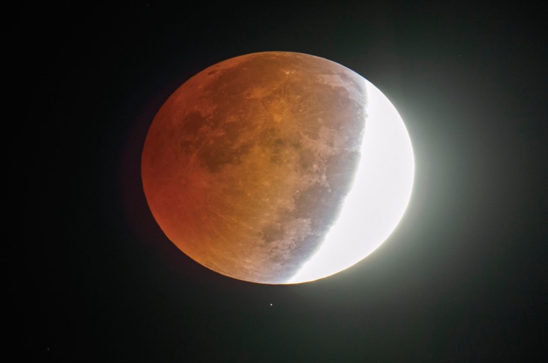 moon eclipse साल 2022 का दूसरा और आखिरी चंद्र ग्रहण आज, 5 बजकर 20 मिनट से इतने बजे तक नहीं दिखेगा चांद