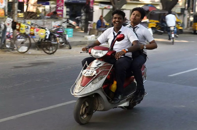 बड़ी खबर: स्कूली छात्रों के बाइक-कार लेकर स्कूल आने पर लगी रोक, DEO ने जारी किया आदेश