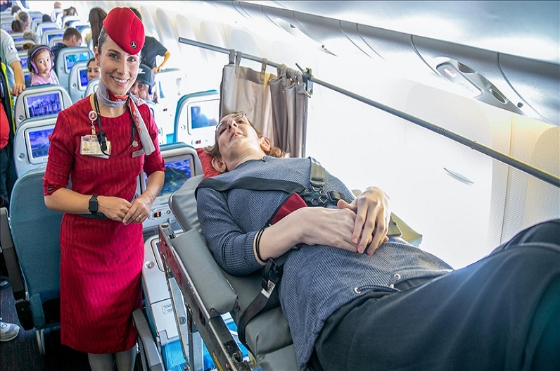 पहली बार फ्लाइट पर बैठी दुनिया की सबसे लंबी महिला, एयरलाइन को जबरन उठाना पड़ा ये कदम, फिर जो हुआ… 