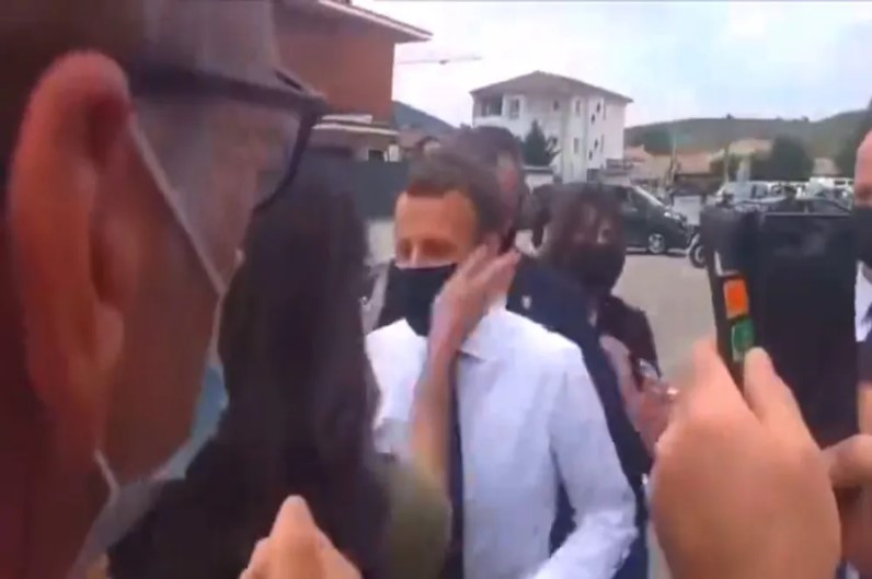 बीच सड़क पर महिला ने राष्ट्रपति इमैनुएल मैक्रों को जड़ा झन्नाटेदार तमाचा, सोशल मीडिया पर वायरल हुआ वीडियो