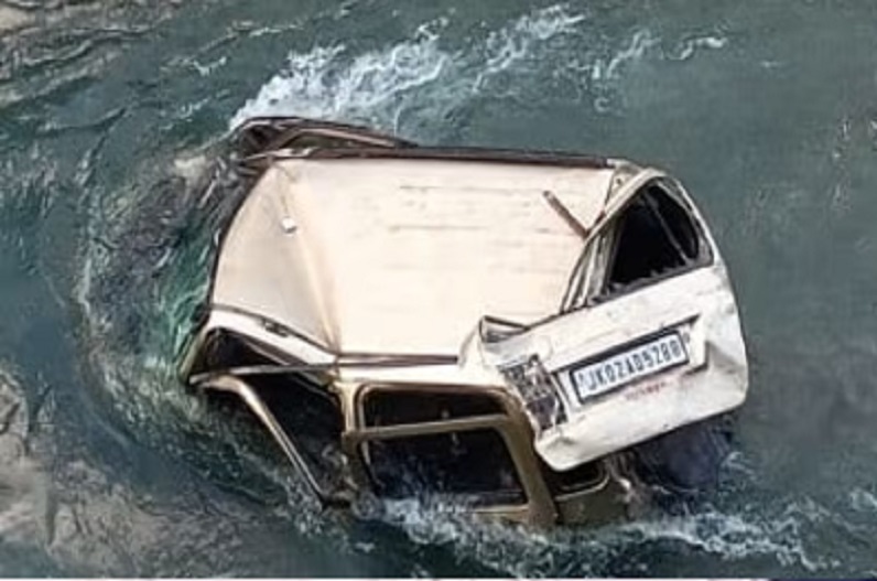 Car accident: नदी में गिरी तेज रफ्तार कार, चार लोगों ने मौके पर ही तोड़ा दम!, मची अफरा तफरी