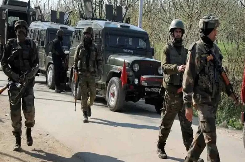 श्रीनगर में तीन ‘हाइब्रिड’ आतंकवादी गिरफ्तार, भारी मात्रा में हथियार बरामद